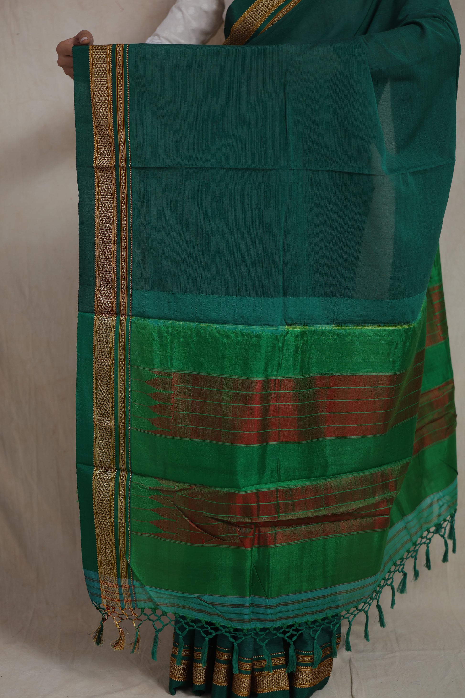 Detailed close-up of contrast pallu and tassels on green Ilkal cotton saree