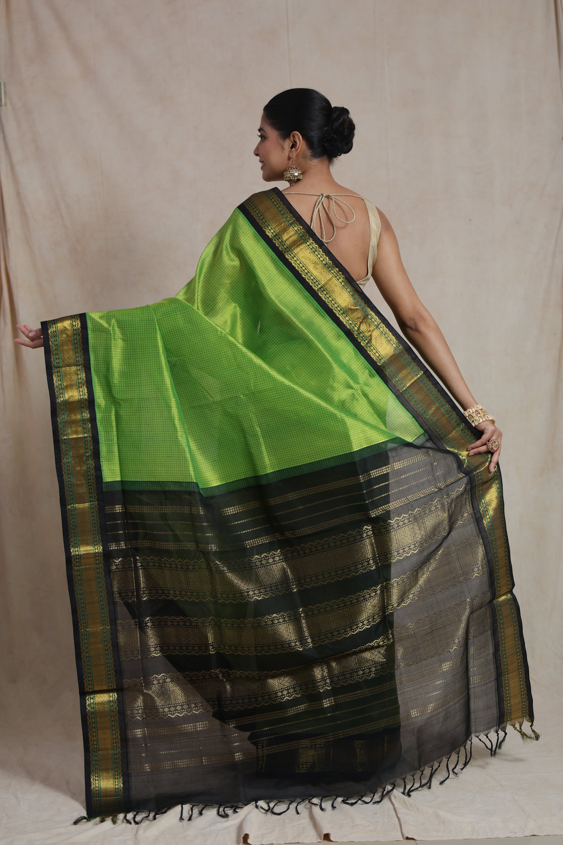 Back drape of green Maheshwari saree showing full pallu