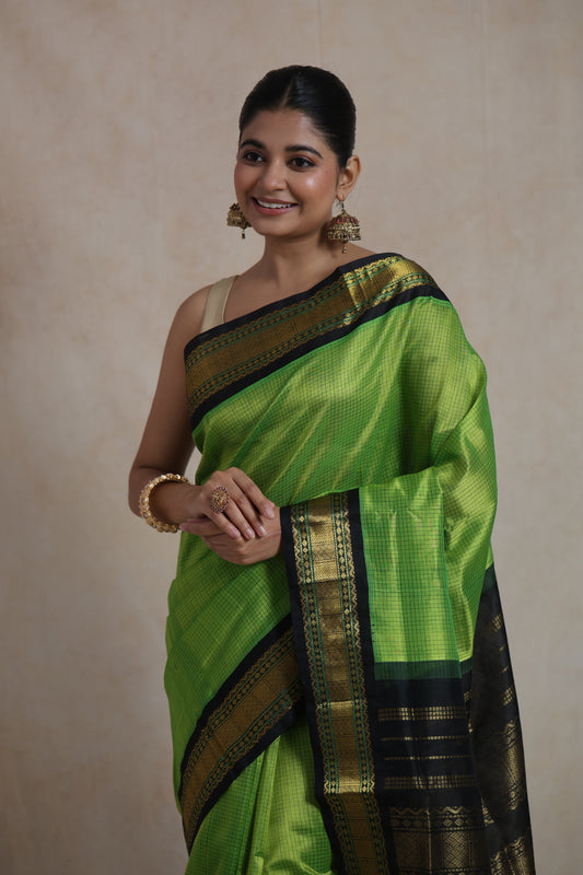 Green Maheshwari saree pallu detail with gold zari work