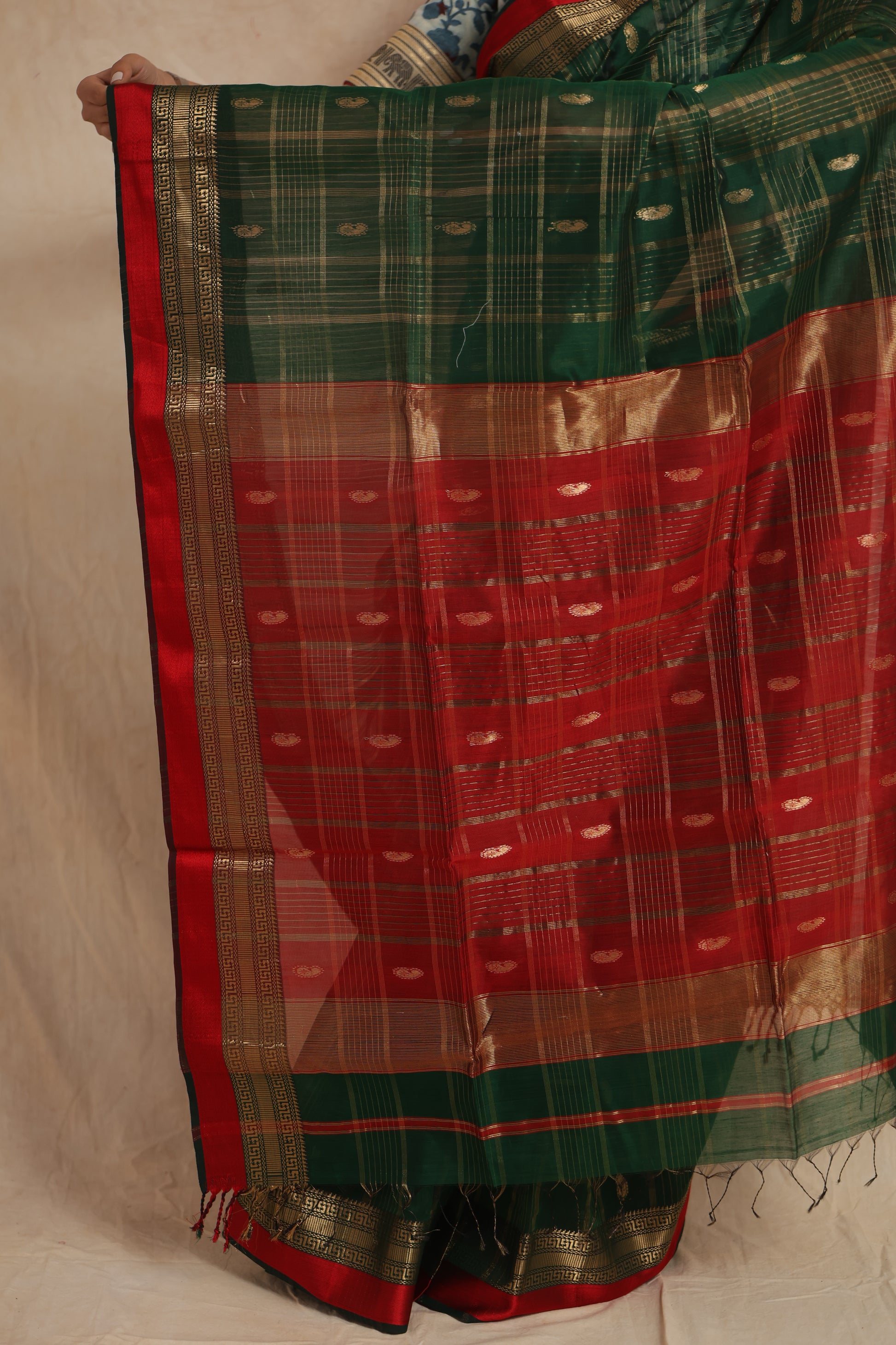 Detailed view of red pallu and woven border on green Maheshwari saree