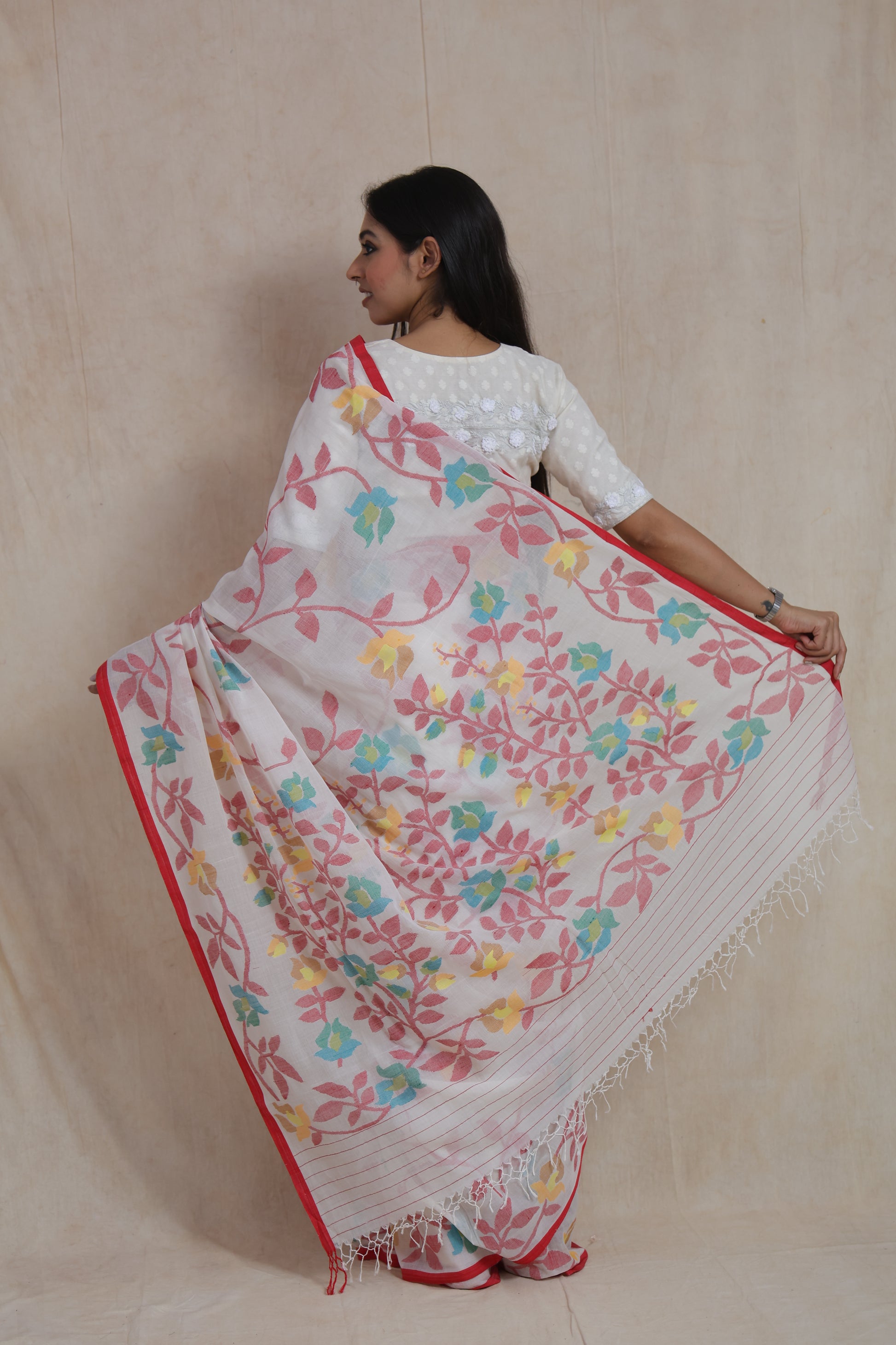 Back view of Bengal Cotton Fulia saree showcasing floral woven pallu with tassel detailing