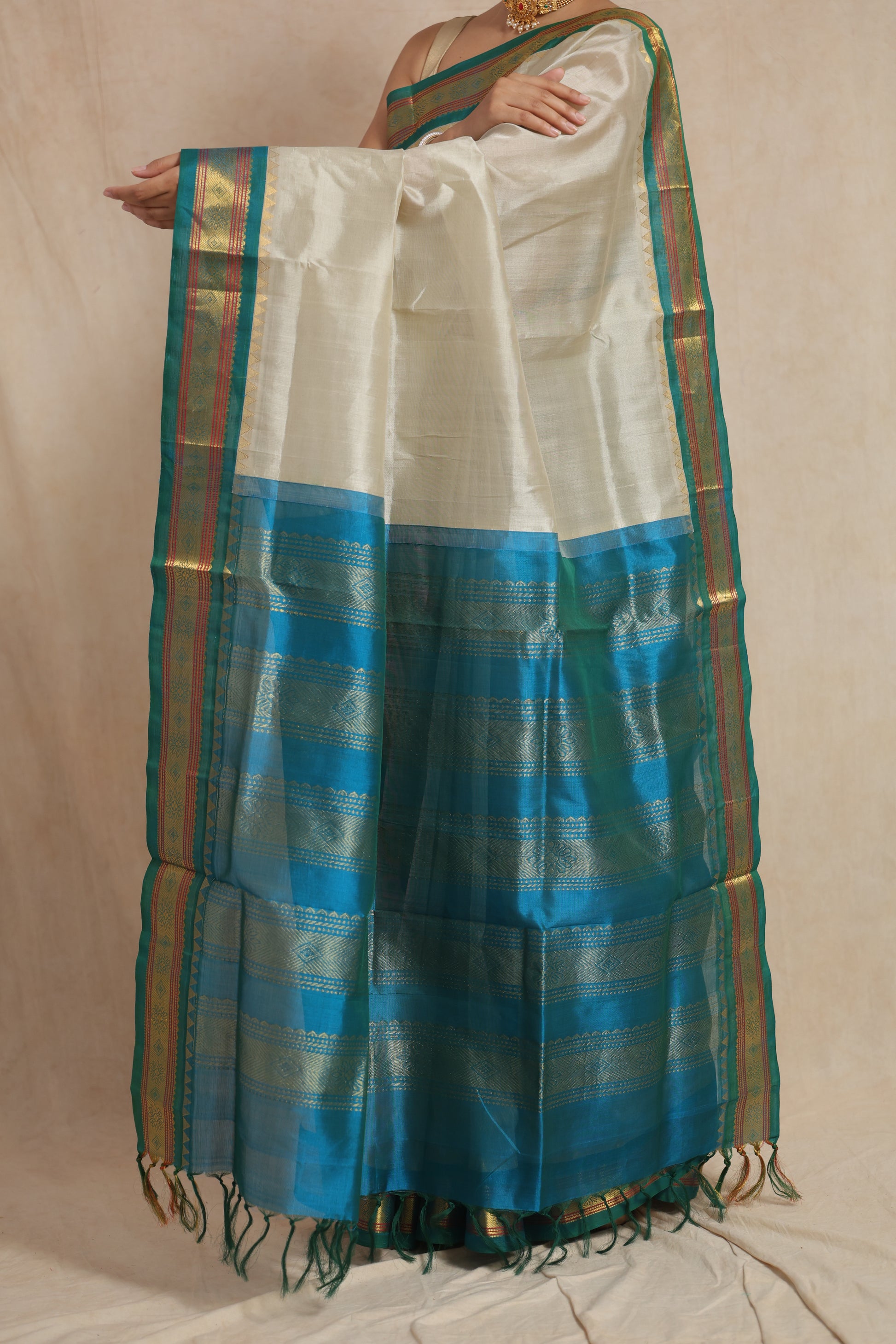 Detailed pallu view of ivory white Kanchipuram Sico saree with teal zari border