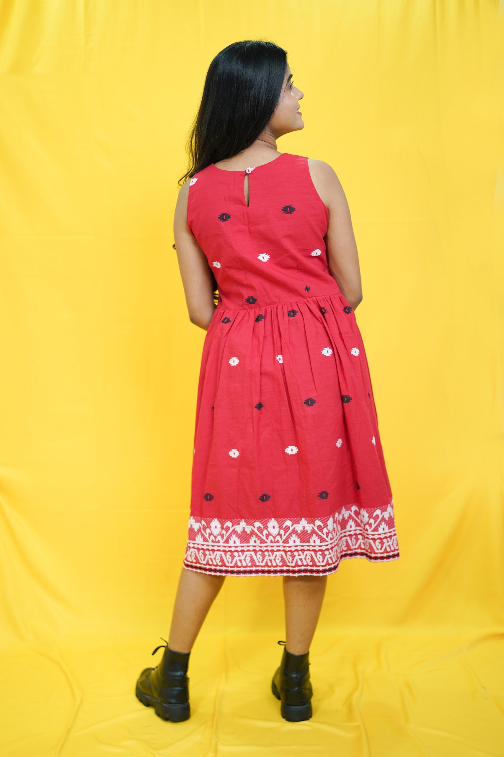 Joyee Kolkata ABHAA variable product with multiple color options and textured fabric, displayed in a close-up shot.
