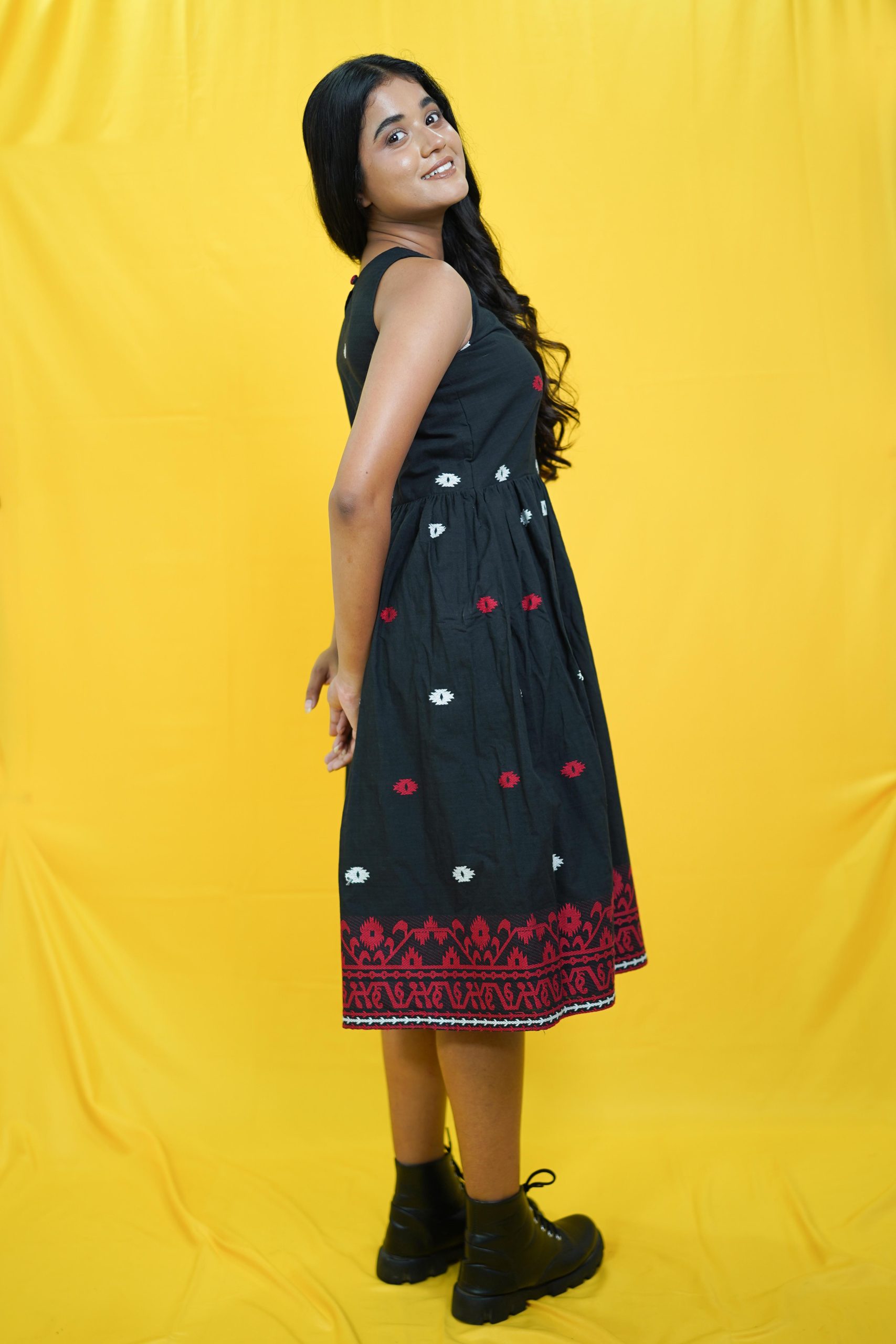 Joyee Kolkata ABHAA variable product with multiple color options, showcasing vibrant textiles and intricate patterns.