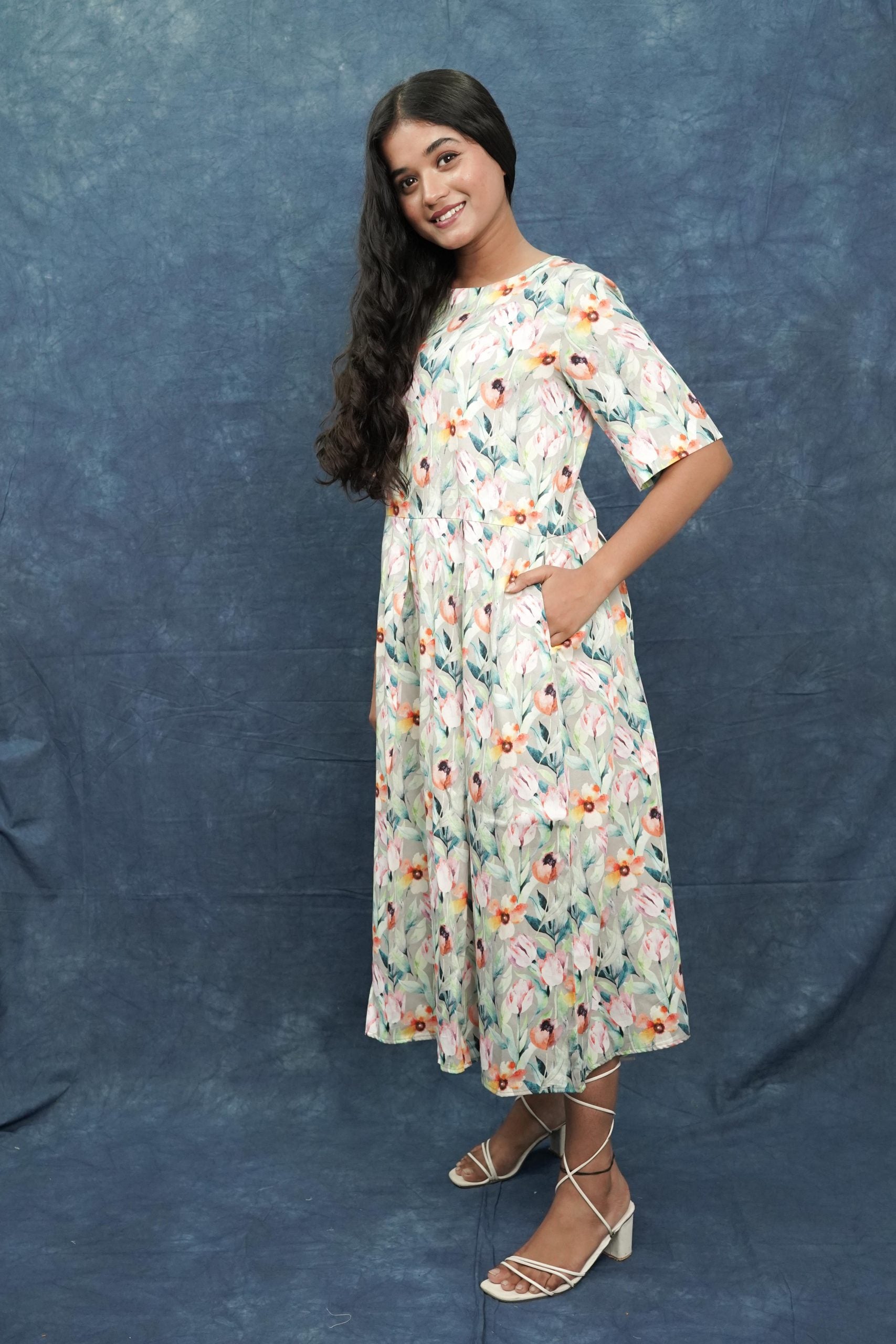 Joyee Kolkata Abhinya variable product featuring intricate design and vibrant colors, showcasing craftsmanship and detailed patterns.