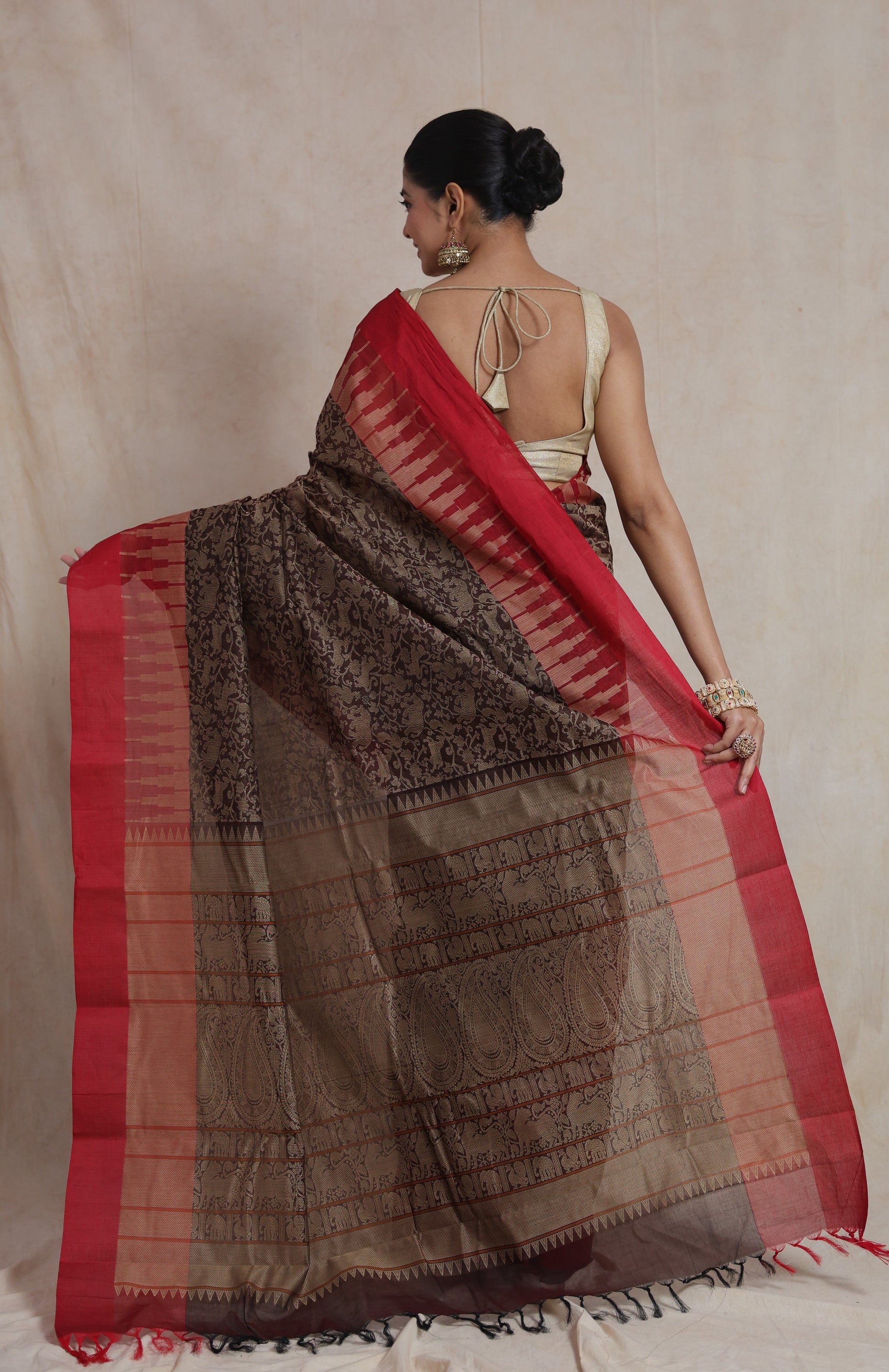 Detailed pallu of brown saree with intricate weaving