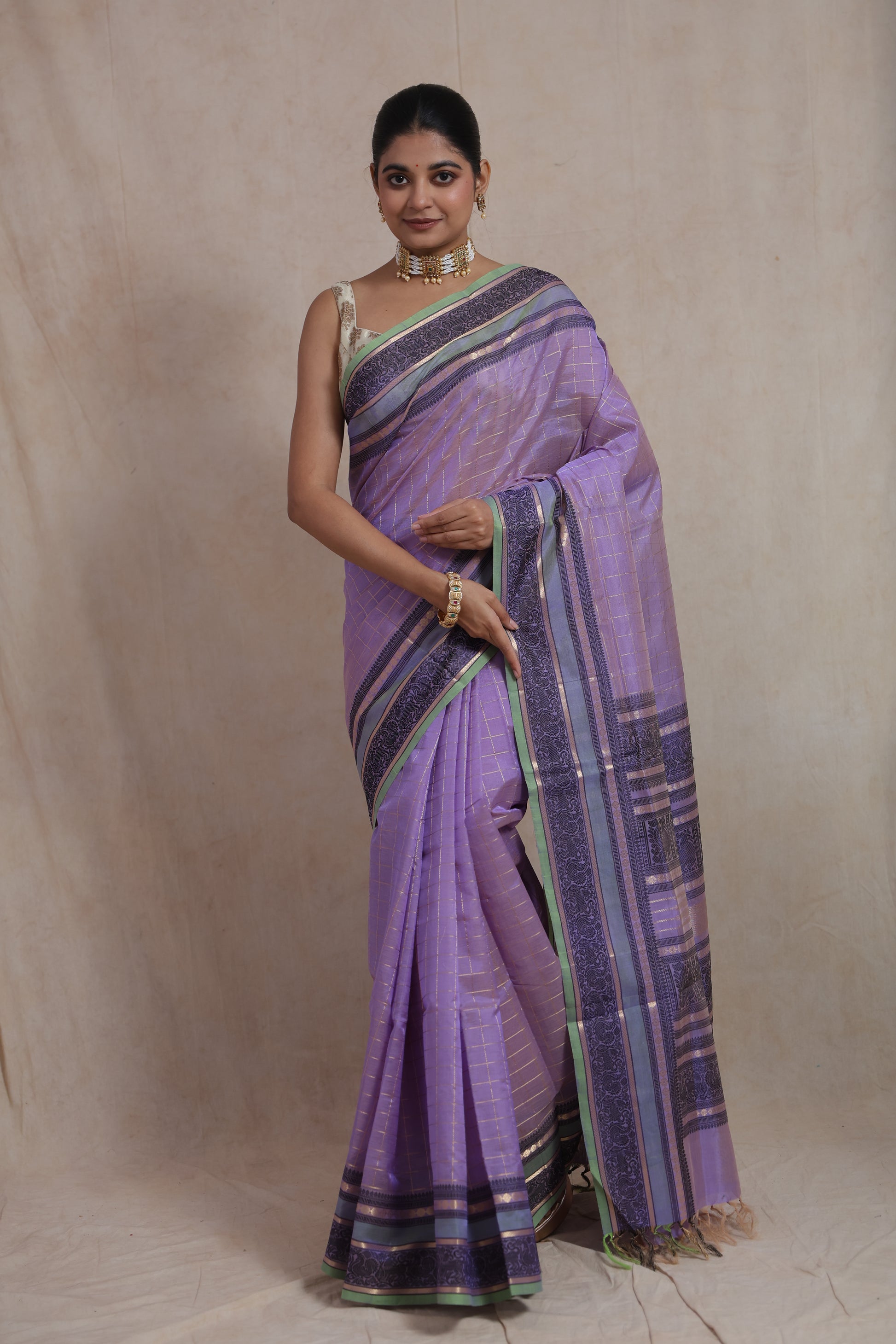 Detailed woven border of lavender Kanchipuram silk cotton saree