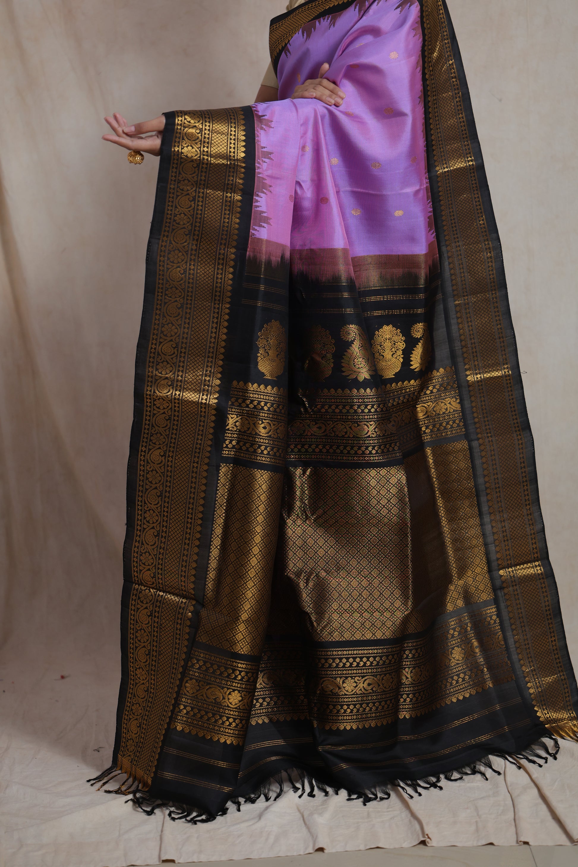 Detailed pallu view of lavender purple Gadwal silk saree with black zari woven border