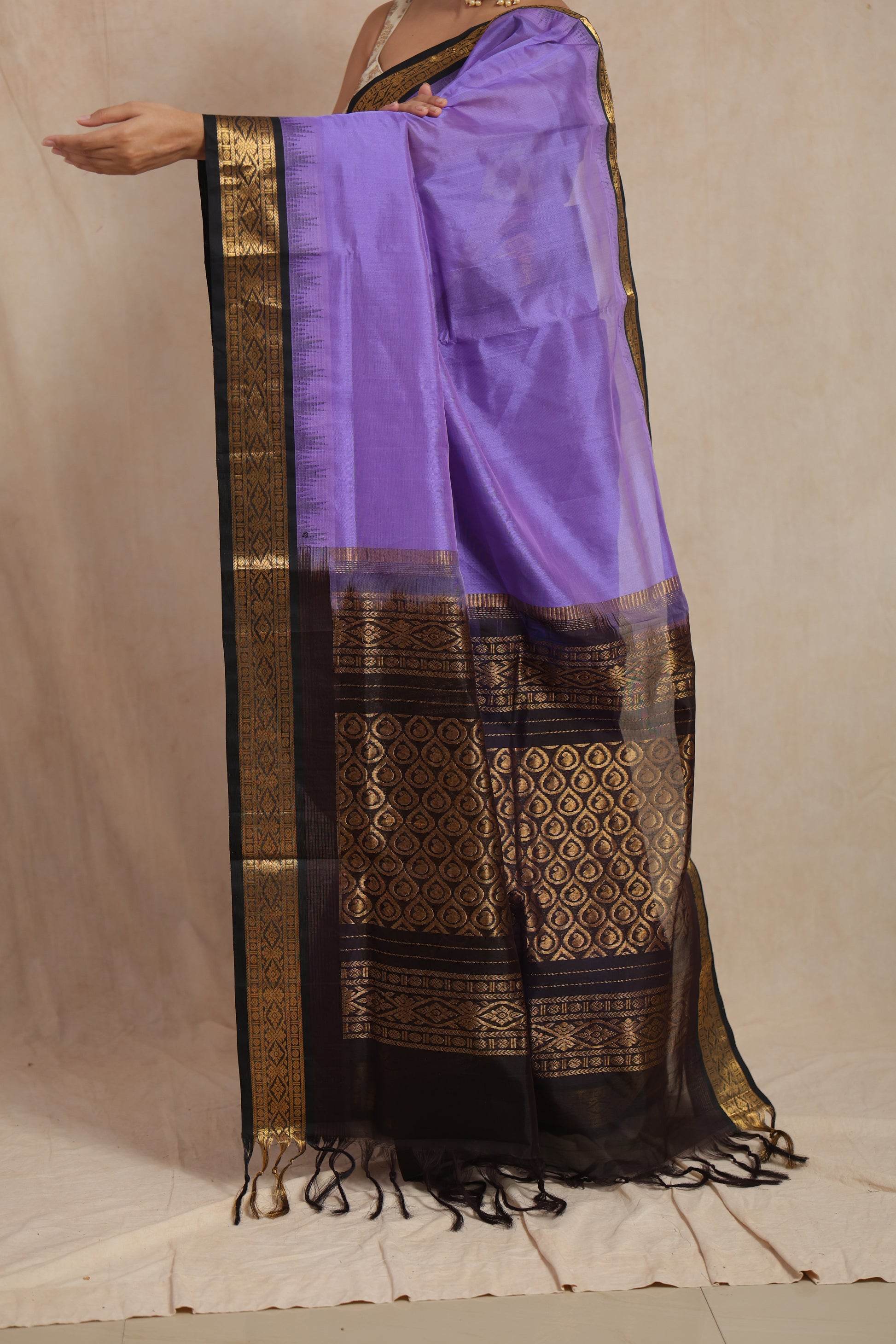 Detailed pallu design of lavender purple Kanchipuram Sico saree with zari weaving