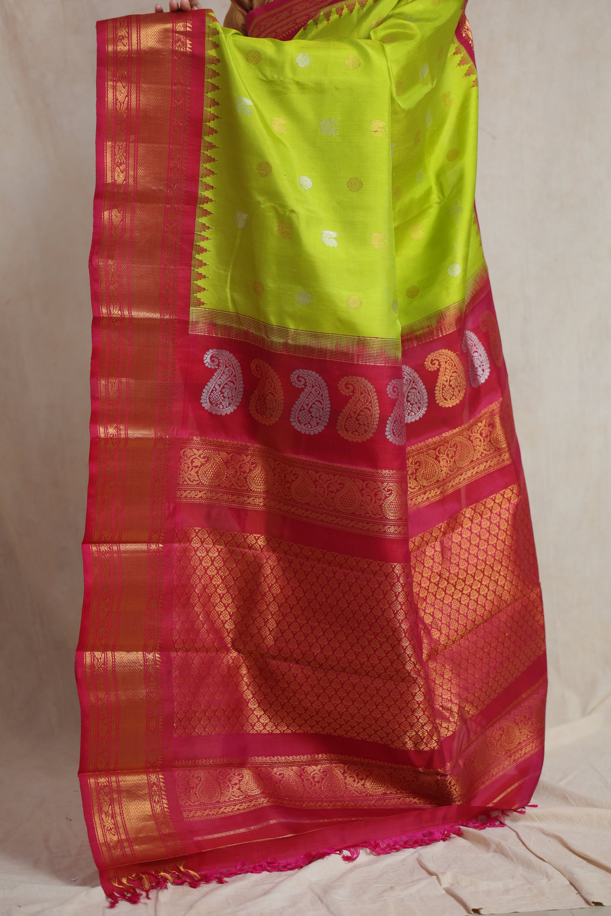 Detailed pallu view of lime green Gadwal silk saree with pink zari border
