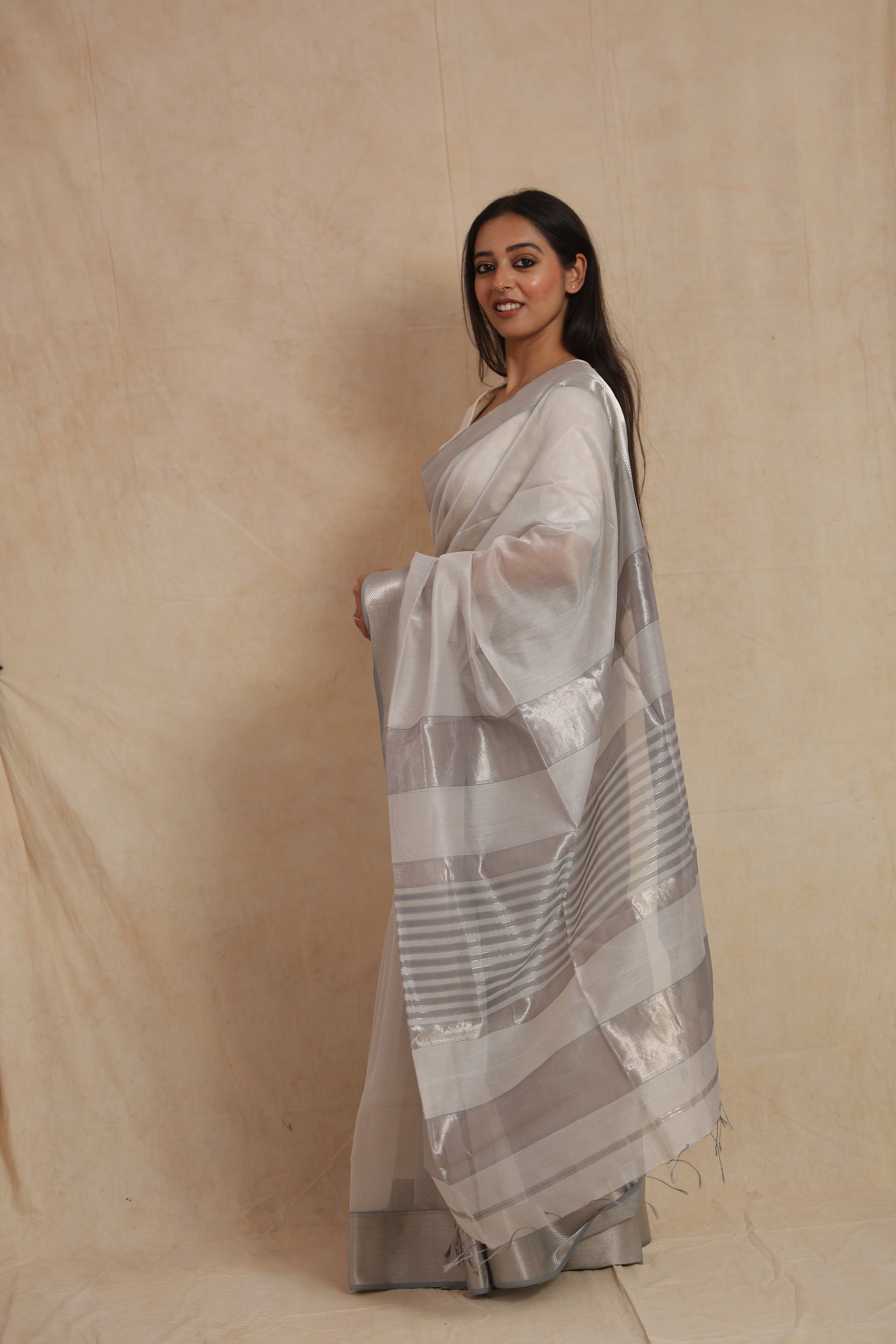 Side profile of pearl white Maheshwari handloom silk cotton saree