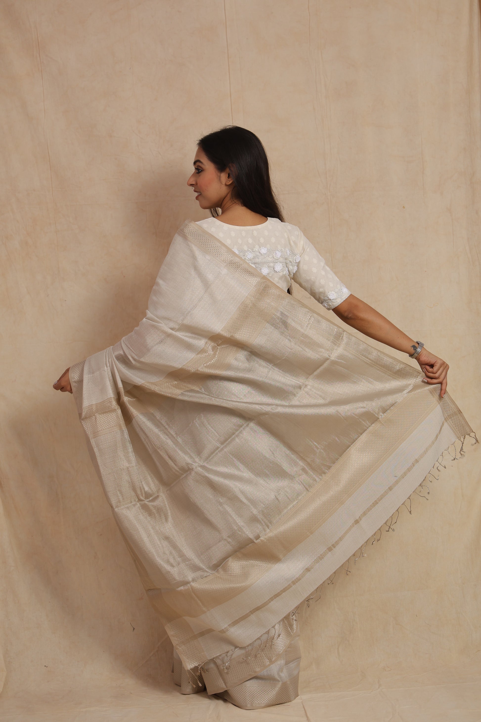 Back pallu view of pearl white Maheshwari silk saree with woven detailing