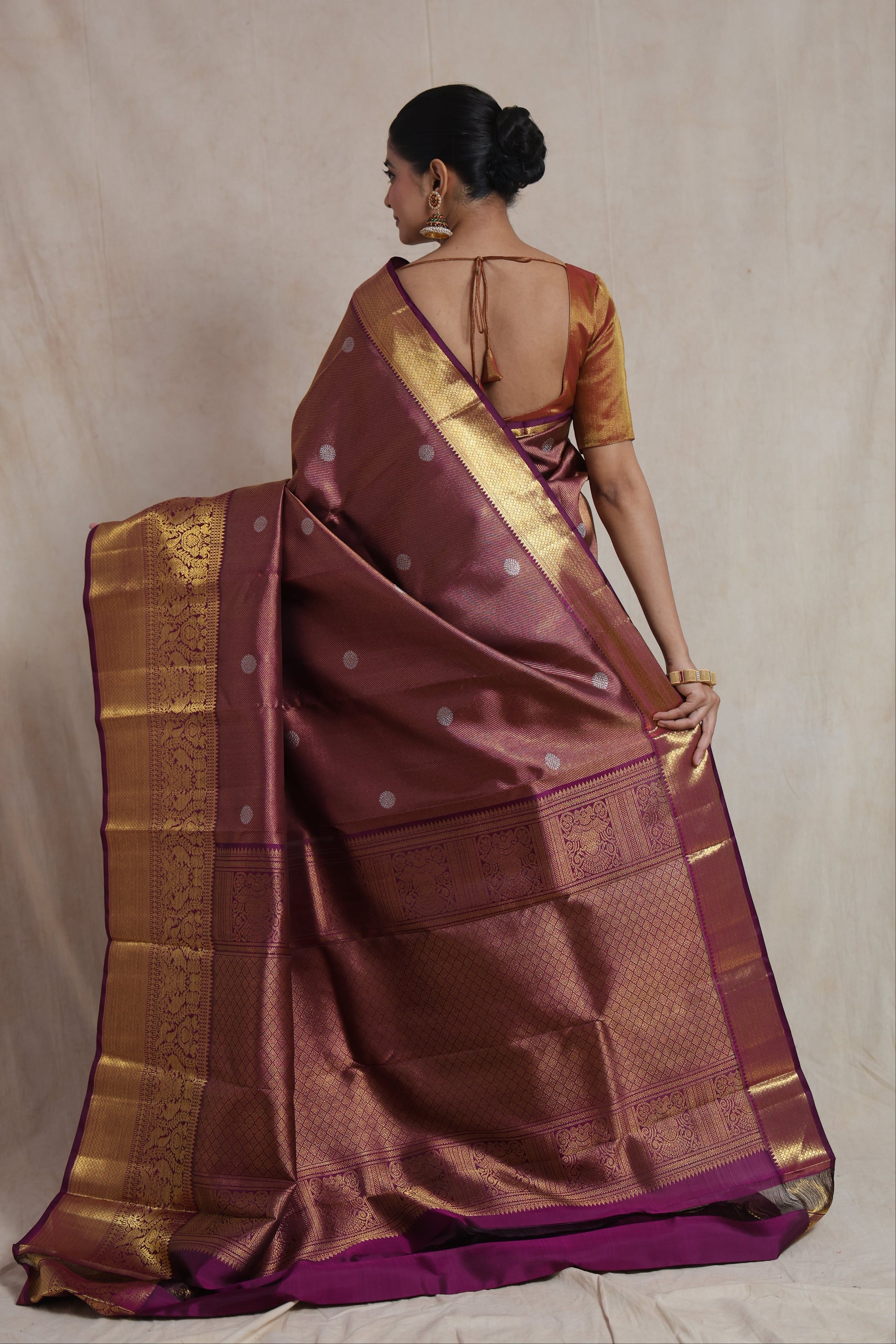 Back view of mauve Kanjivaram pure silk saree featuring an ornate antique gold woven pallu and border