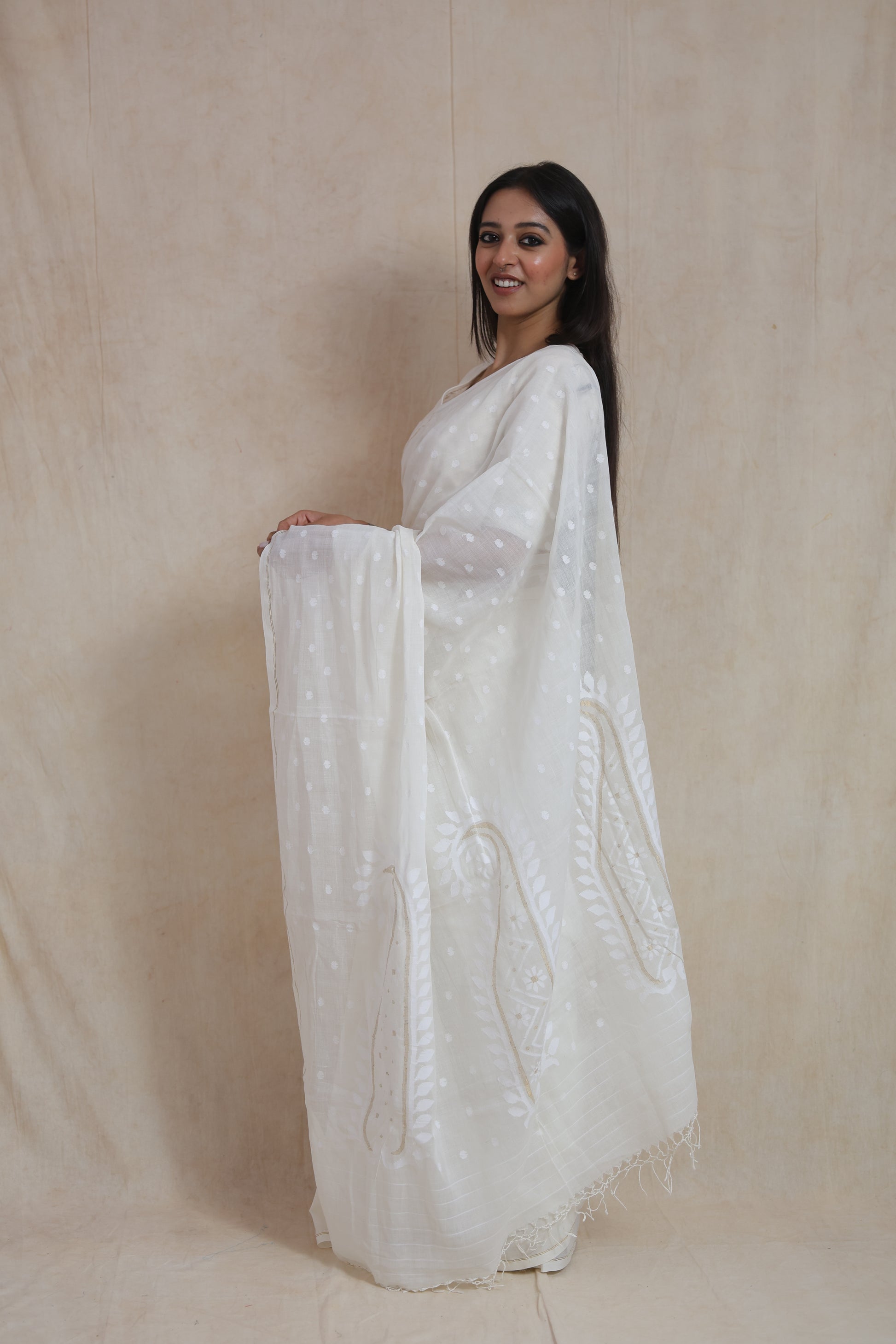 Back drape view of handwoven off-white Bengal Fulia cotton saree with artistic woven pallu detailing