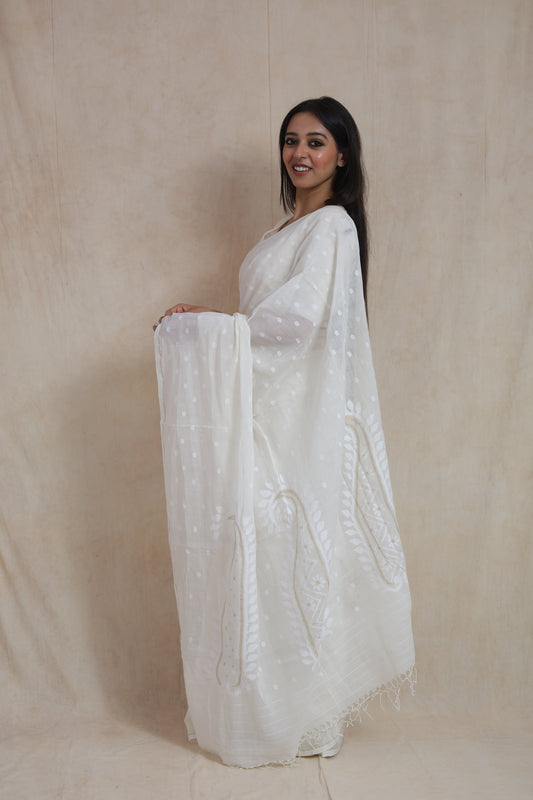 Back drape view of handwoven off-white Bengal Fulia cotton saree with artistic woven pallu detailing