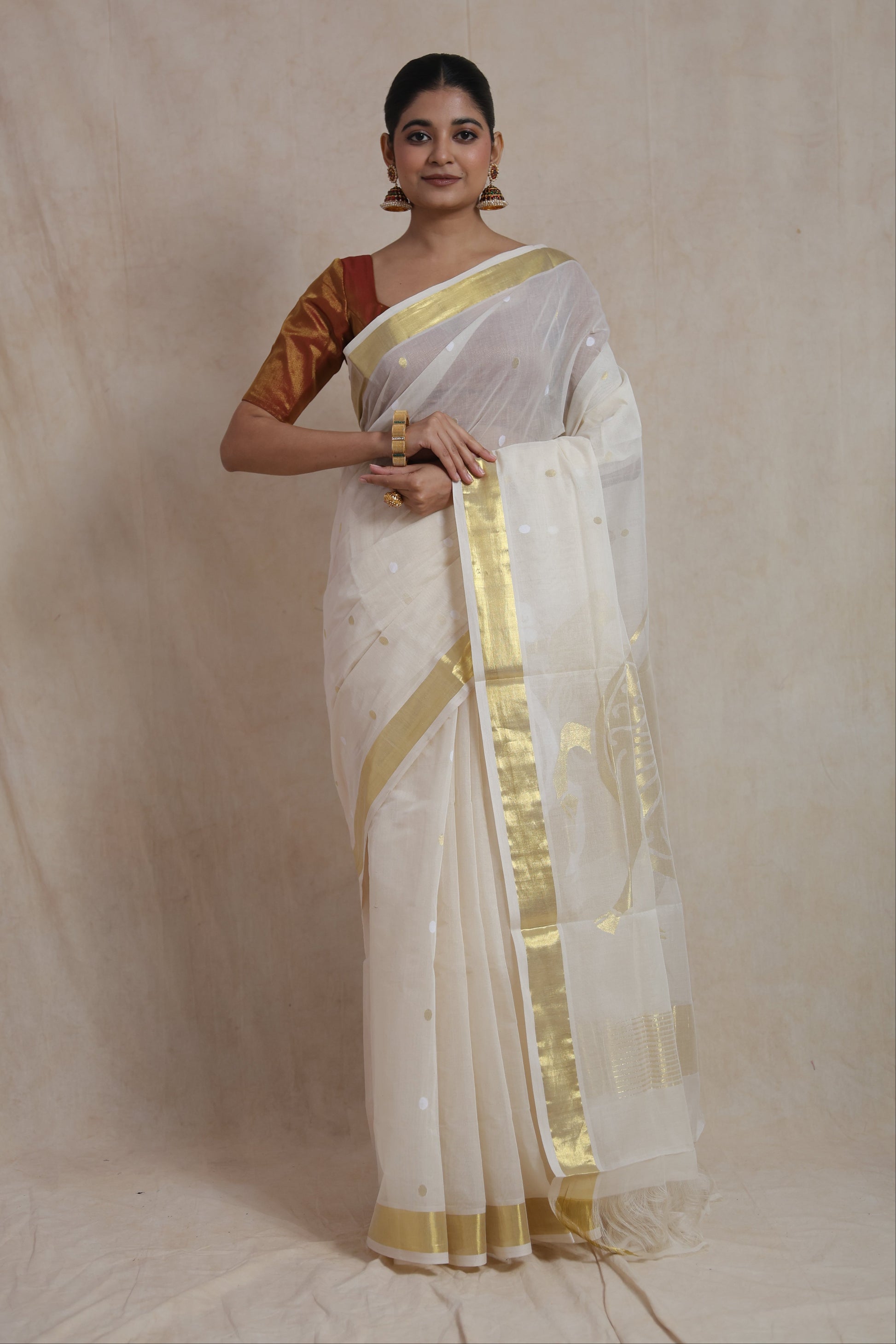 Front view of off white Kanchipuram cotton saree on model