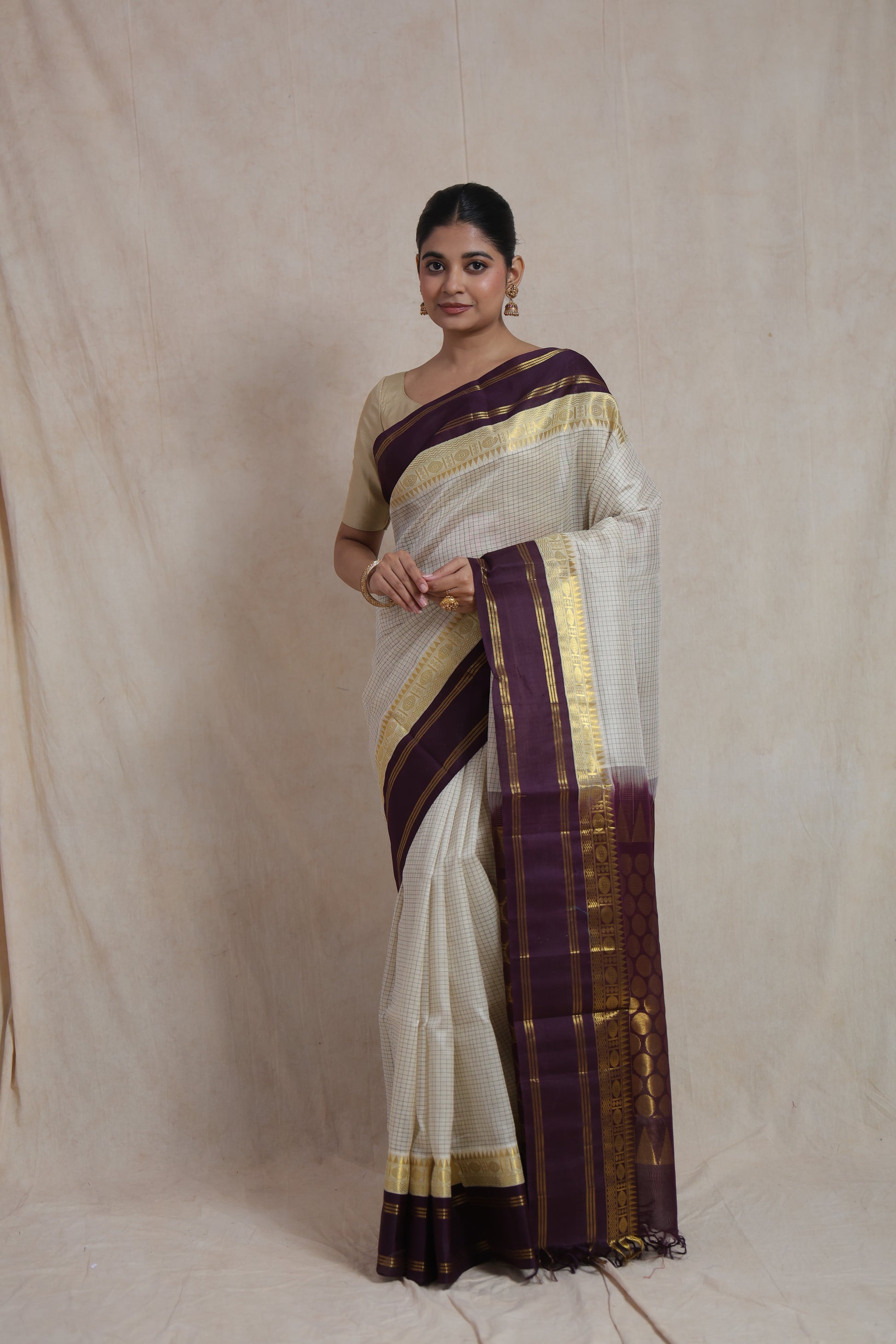 Full view of model wearing off white Kanchipuram Sico saree with rich pallu