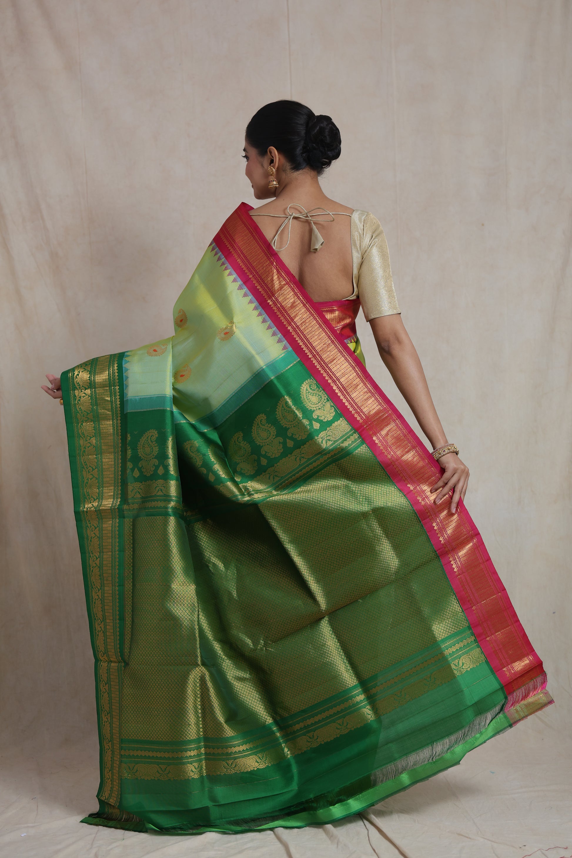 Back view of Gadwal Sico saree showcasing woven pallu and contrast border