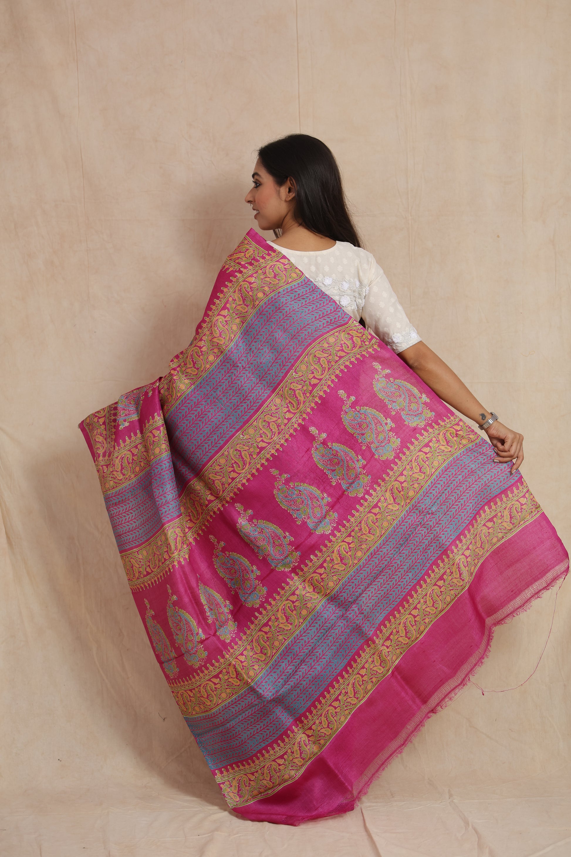 Back pallu view of rani pink Tussar print saree with paisley motifs