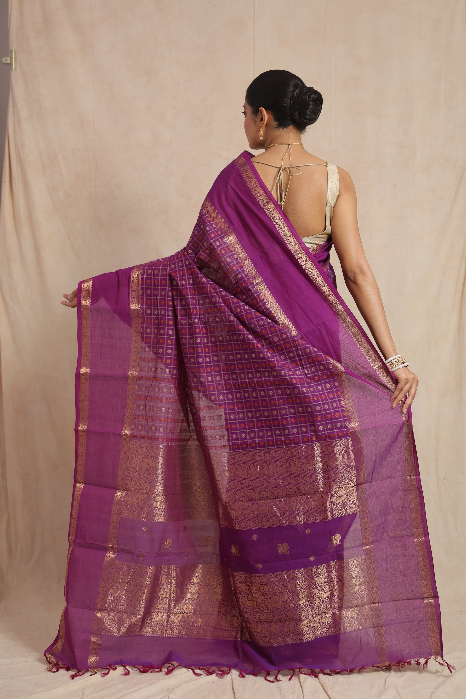 Back pallu display of purple Kanchipuram cotton saree