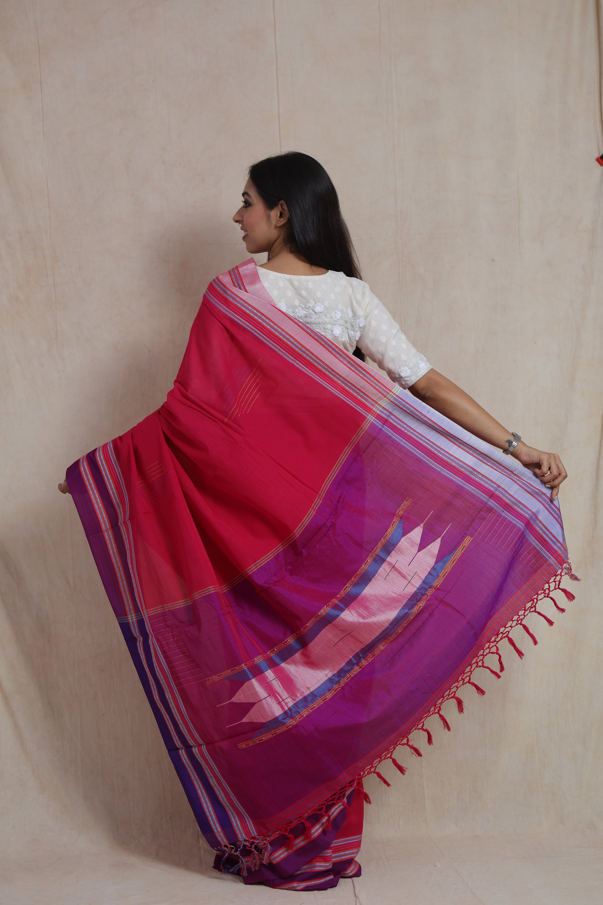 Back pallu view of rani pink Ilkal saree with contrast purple woven pallu