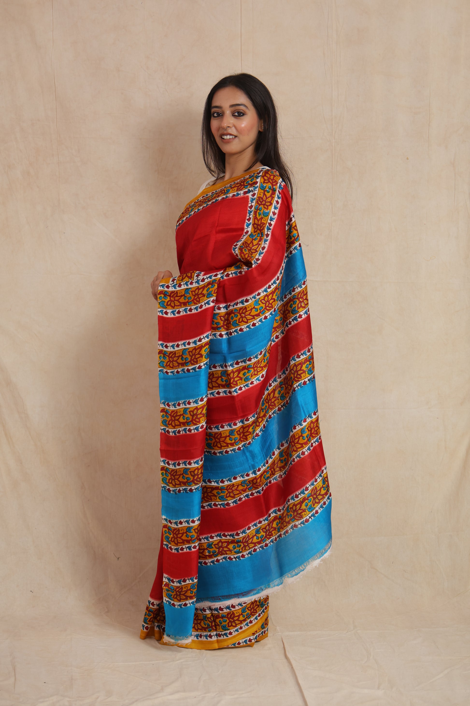 Side view of red Garad silk saree with blue pallu