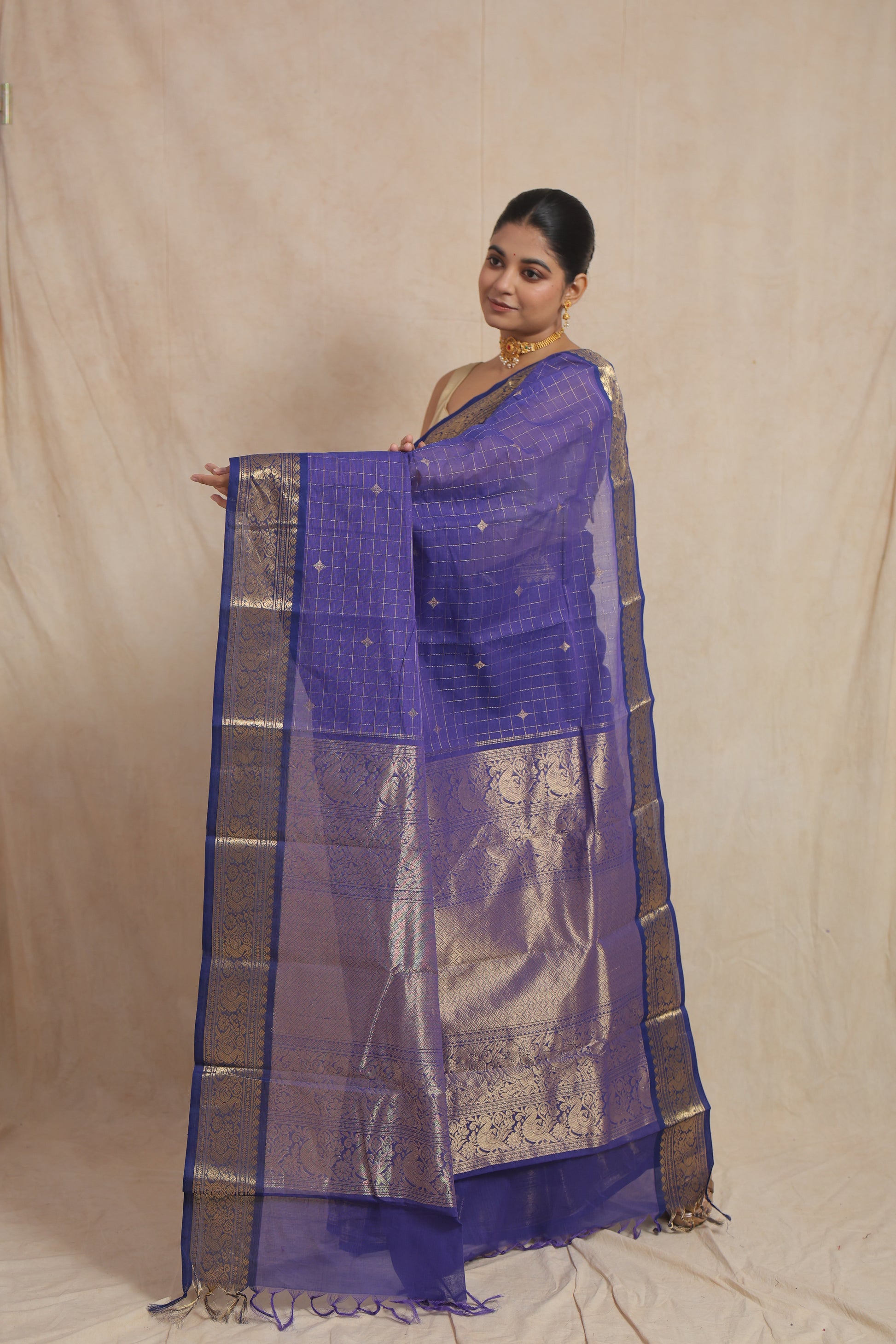 Open pallu display of royal blue Kanchipuram cotton saree