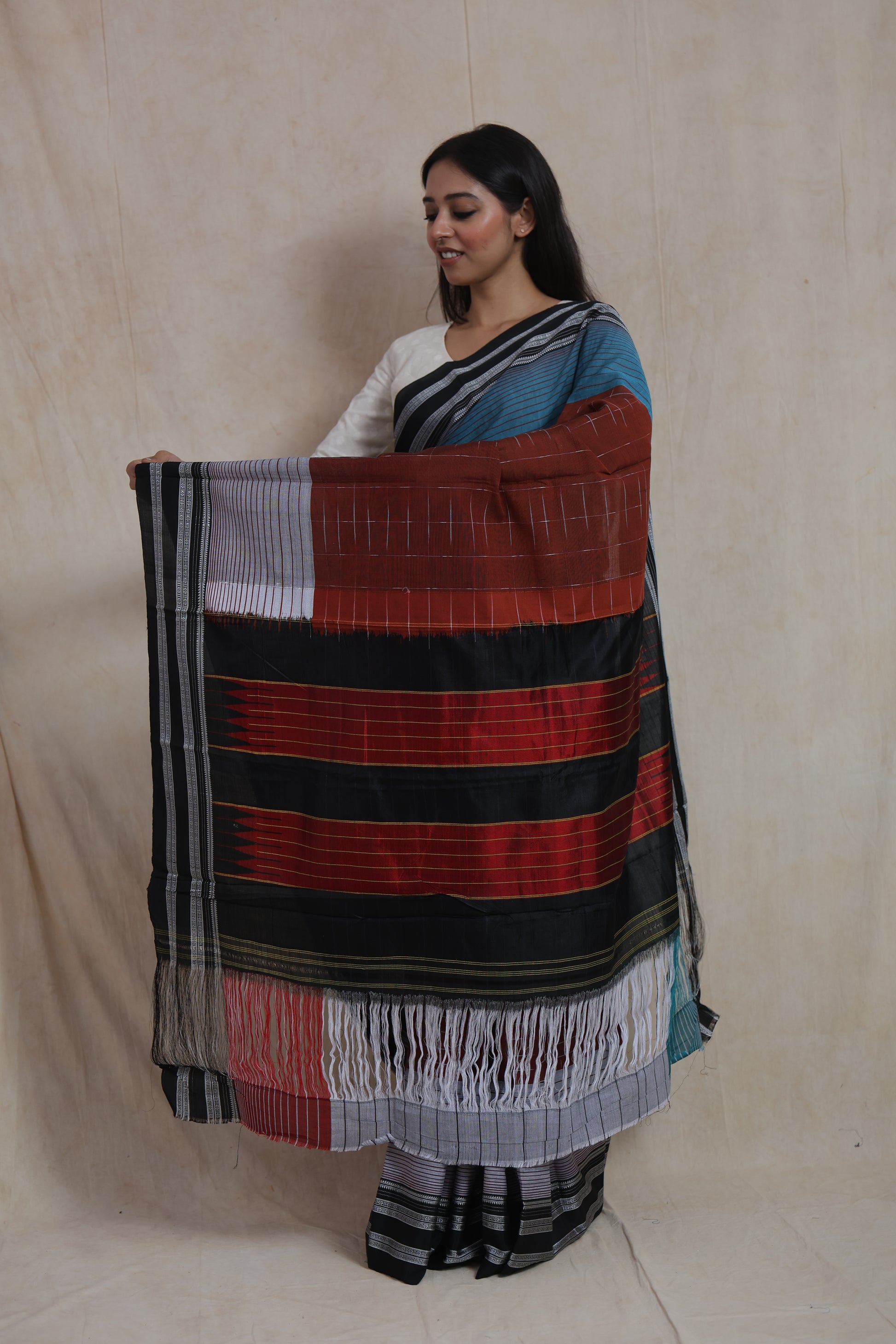 Full pallu display of Ilak cotton saree with black, red and silver woven patterns