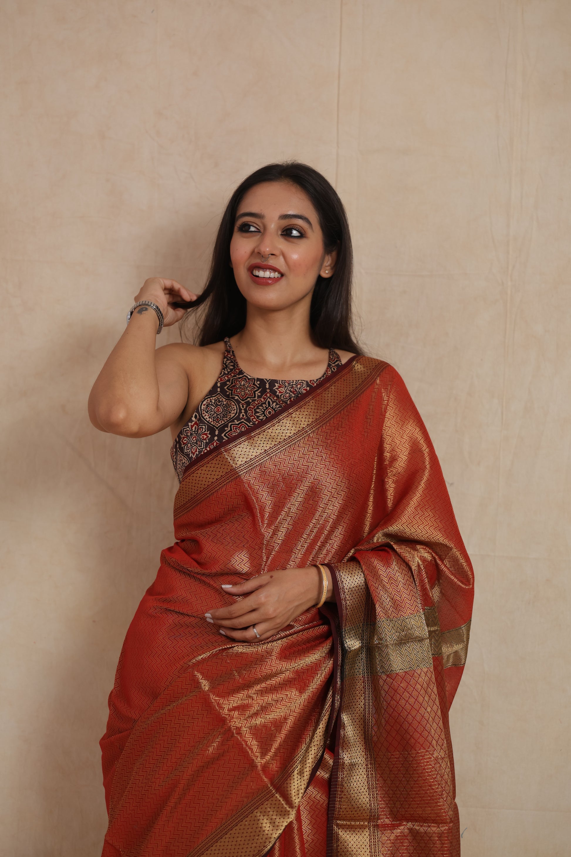 Classic festive styling in Maheshwari tissue saree