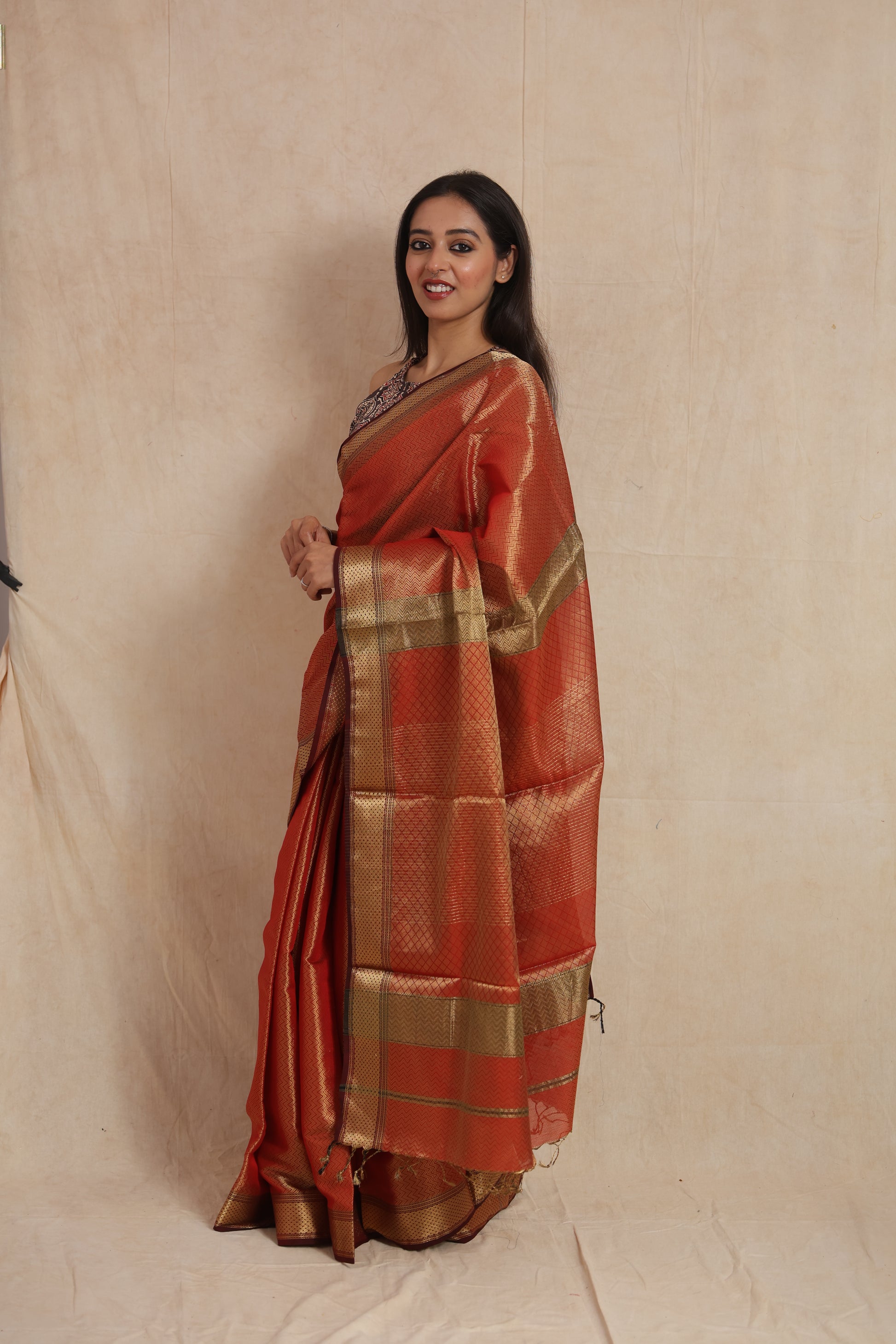 Side profile of Maheshwari tissue saree with woven pallu