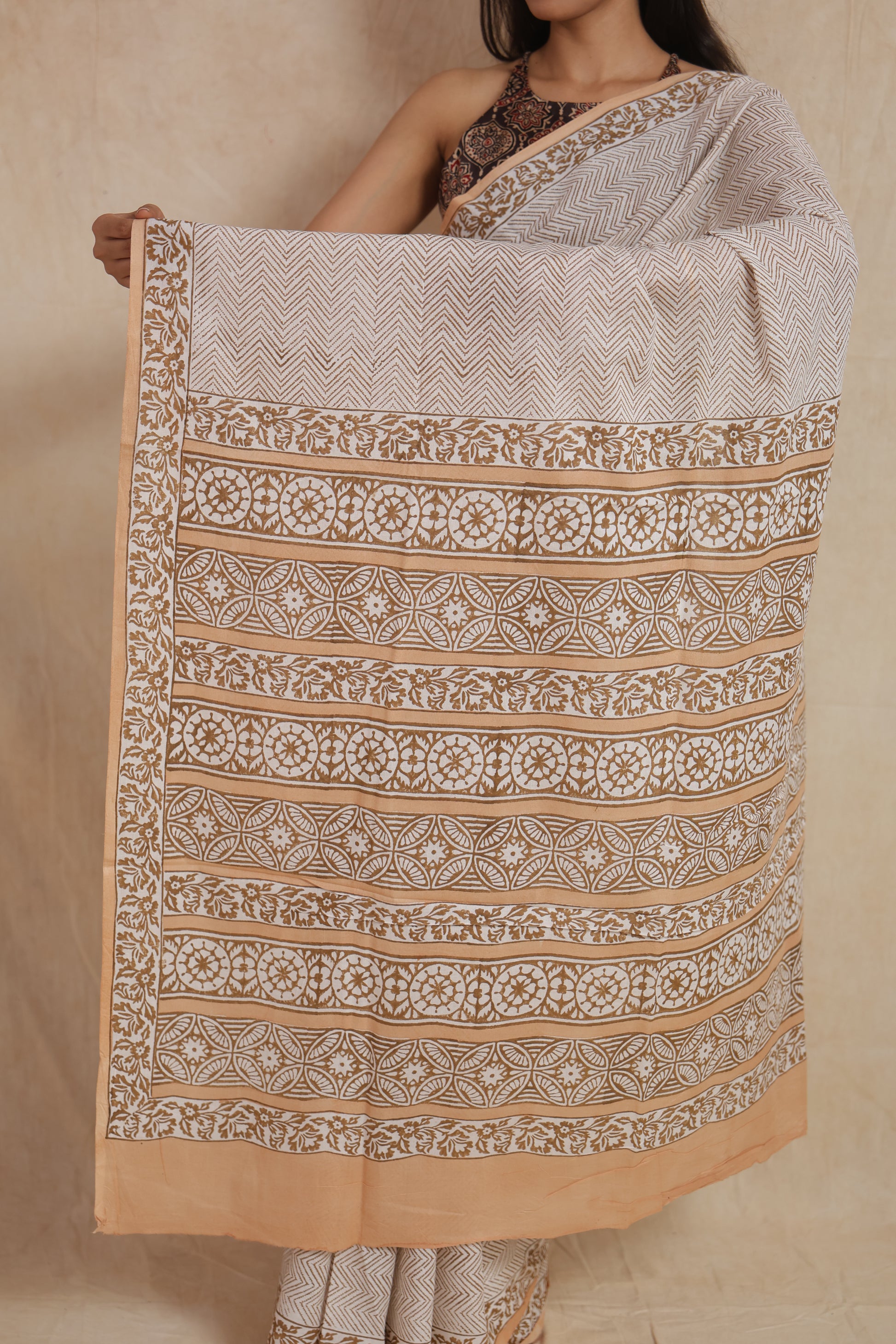 Detailed geometric pallu design on beige and white Sanganeri cotton saree