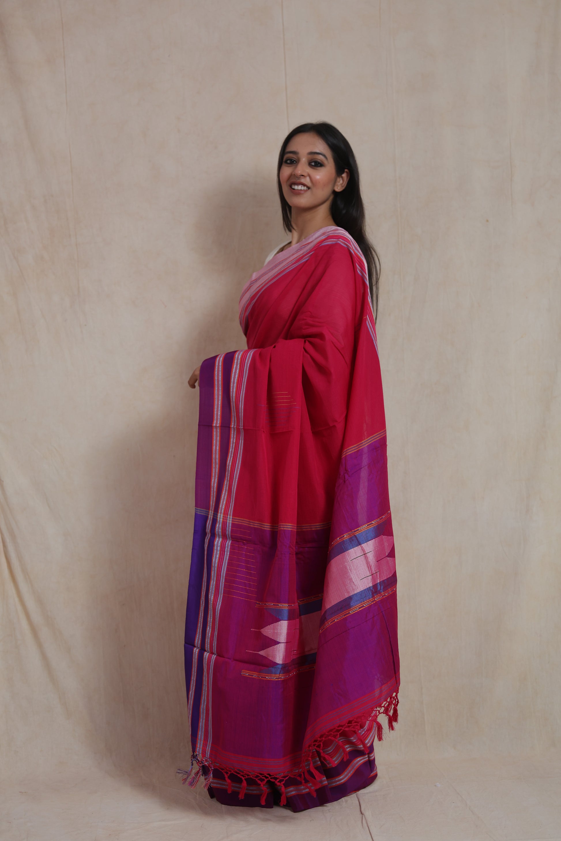 Side profile view showcasing the contrast purple pallu of Ilkal saree