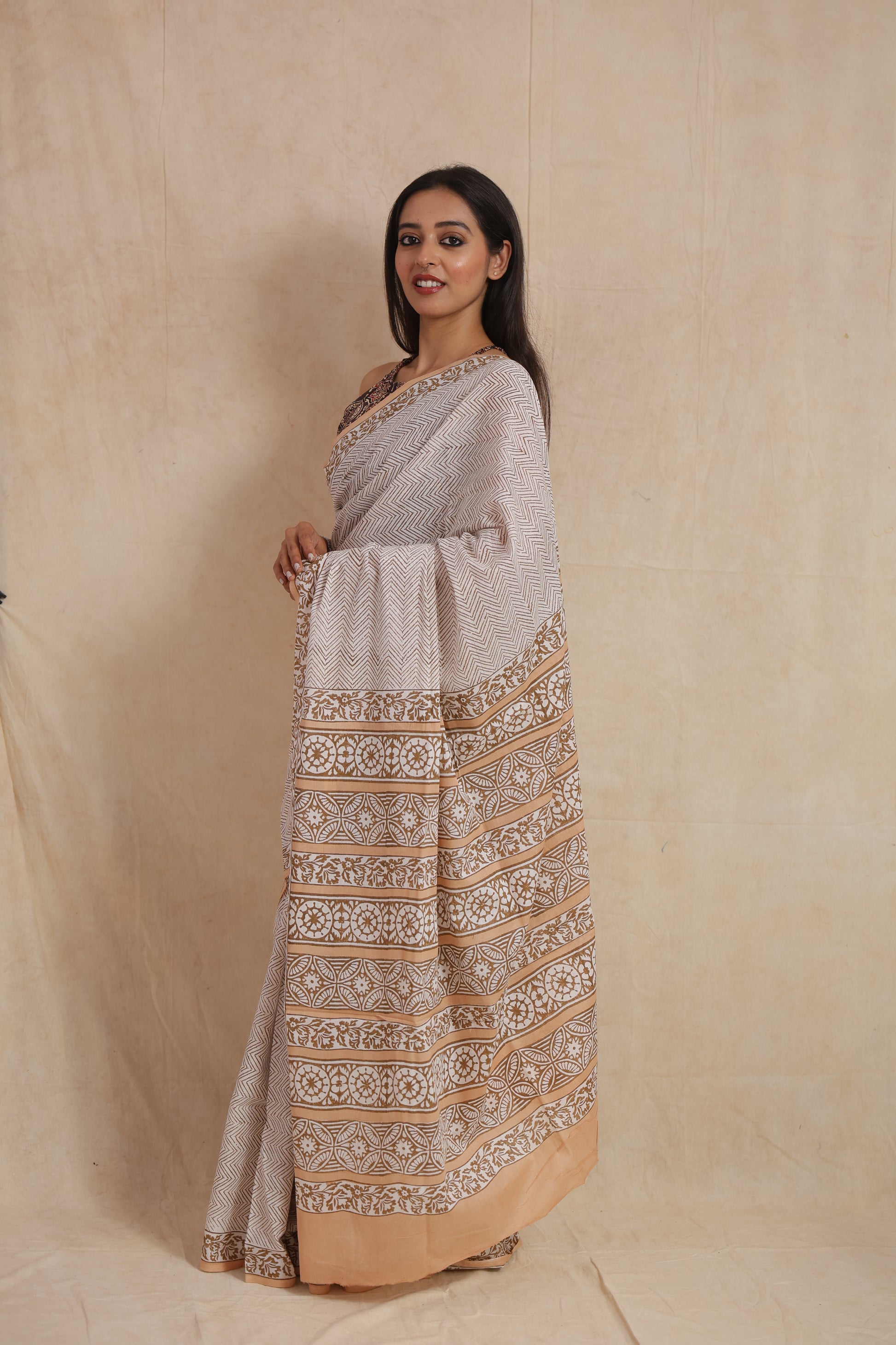 Side view of Sanganeri cotton saree with geometric printed pallu