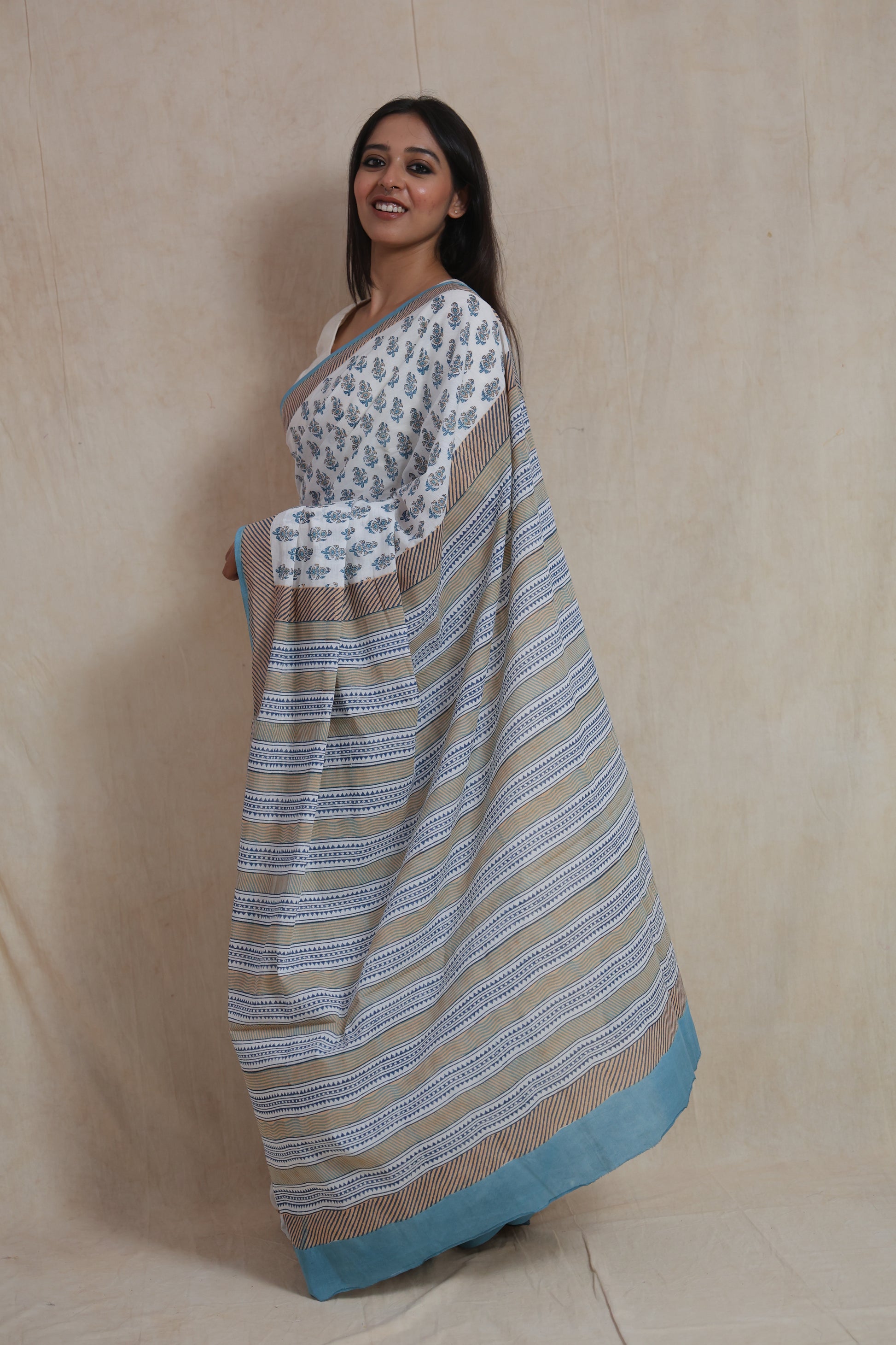 Side view of Sanghnaree cotton saree with detailed striped pallu