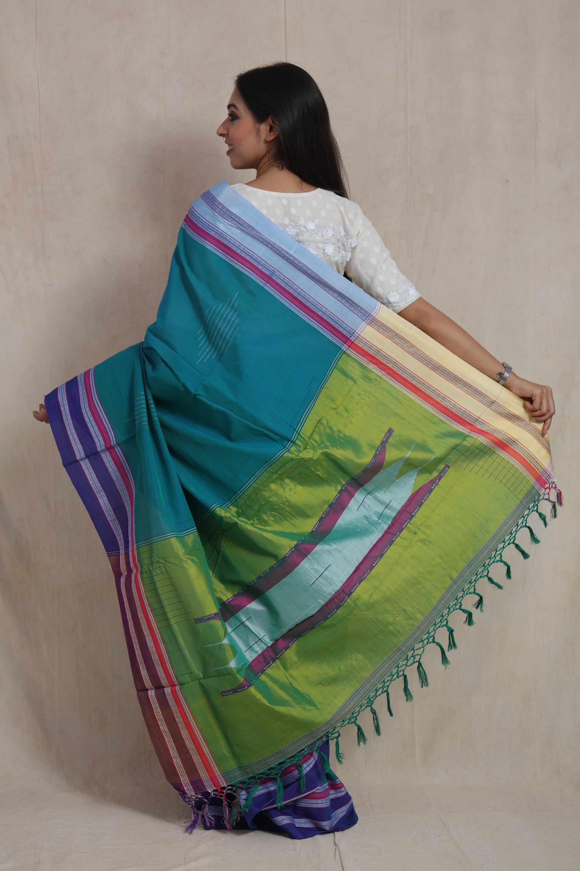 Back pallu view of teal green Ilkal saree with lime green contrast pallu