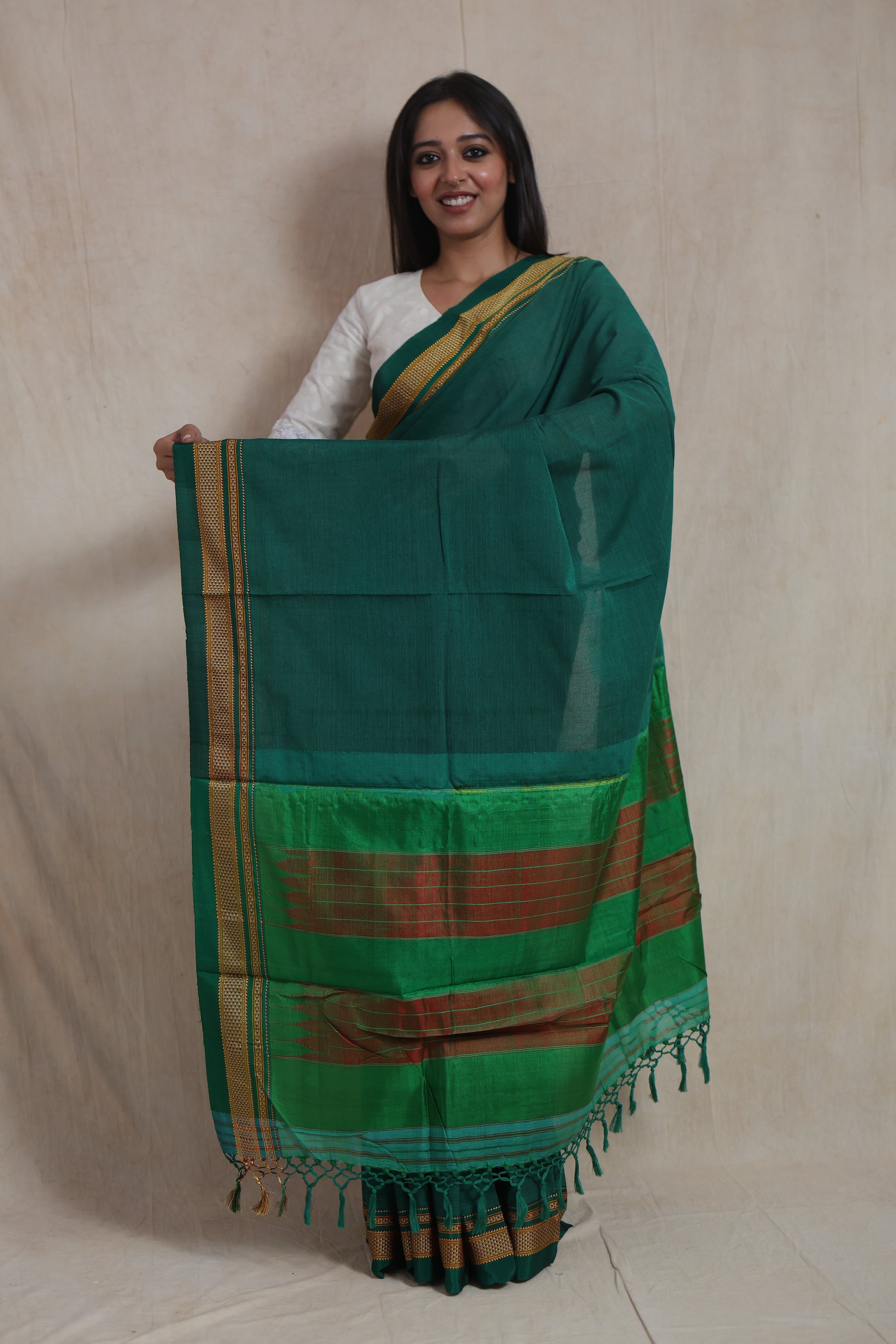 Full pallu display of emerald green Ilkal cotton saree with woven detailing