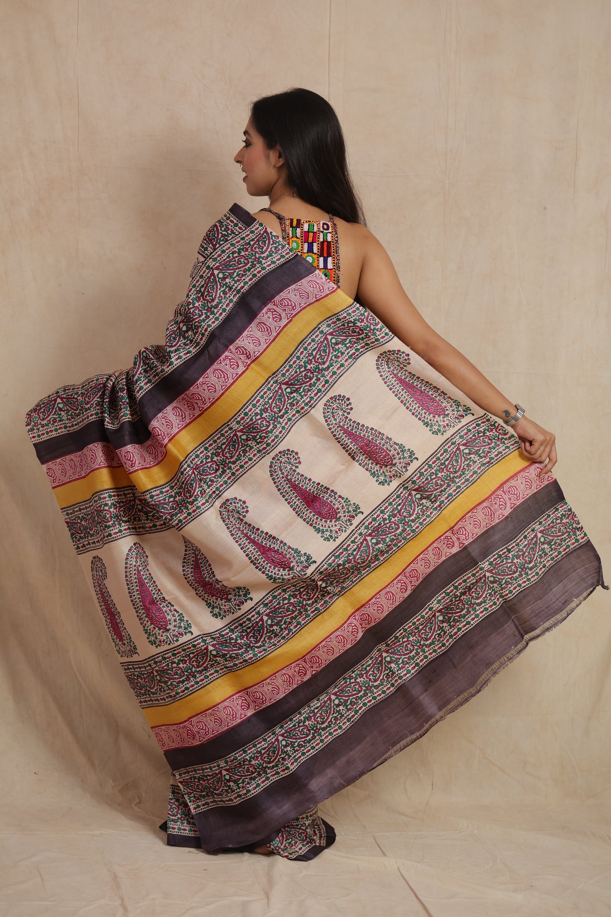 Back pallu view of ivory Tussar print saree with large paisley designs