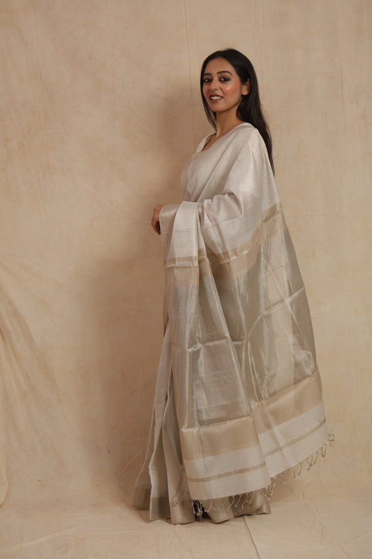 Side profile of pearl white Maheshwari handloom silk saree with elegant pallu
