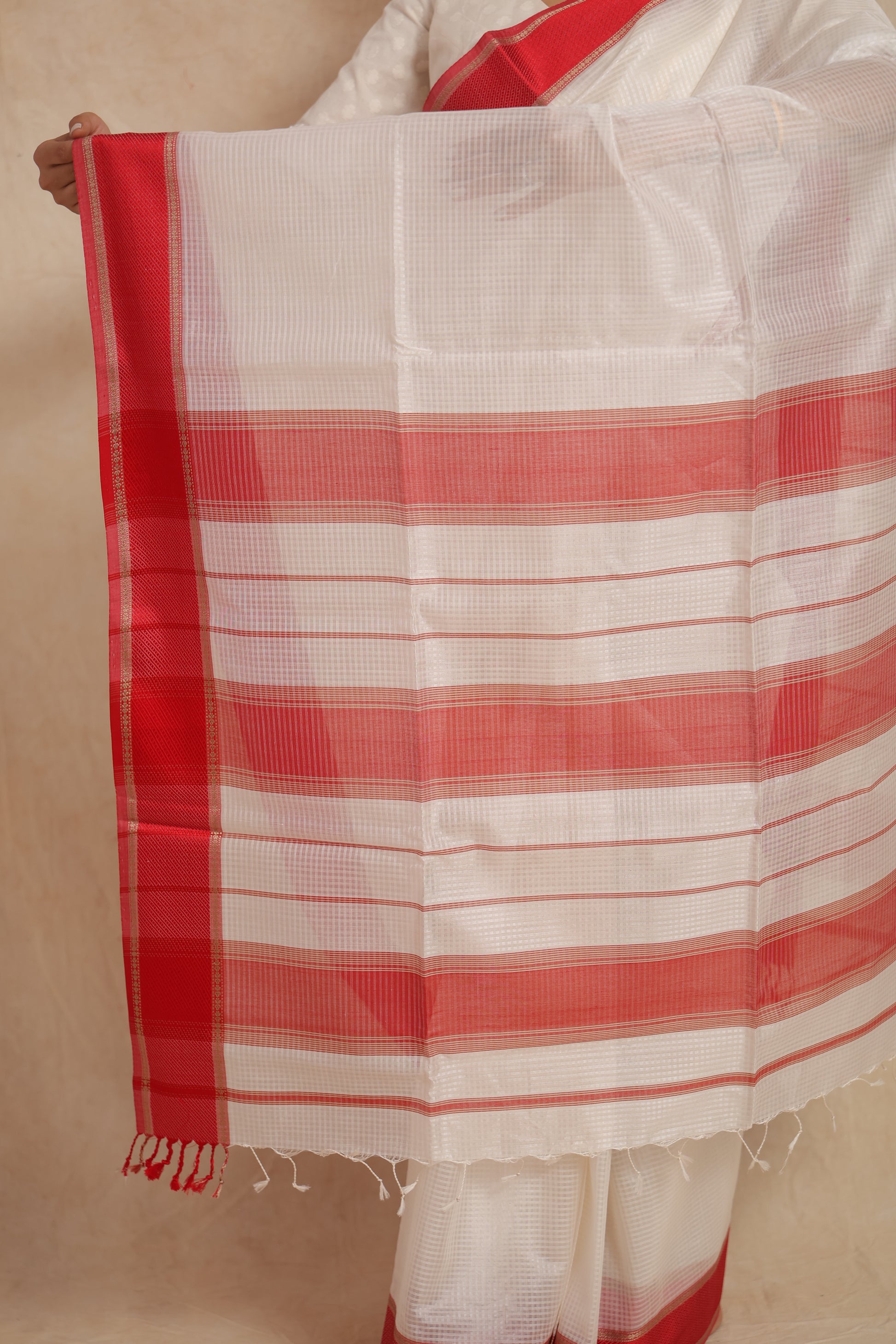 Detailed pallu view of ivory white Maheshwari silk saree with striped woven patterns