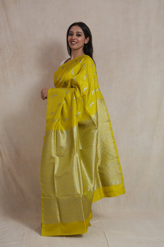 Side profile showcasing woven pallu of yellow Venkatgiri saree