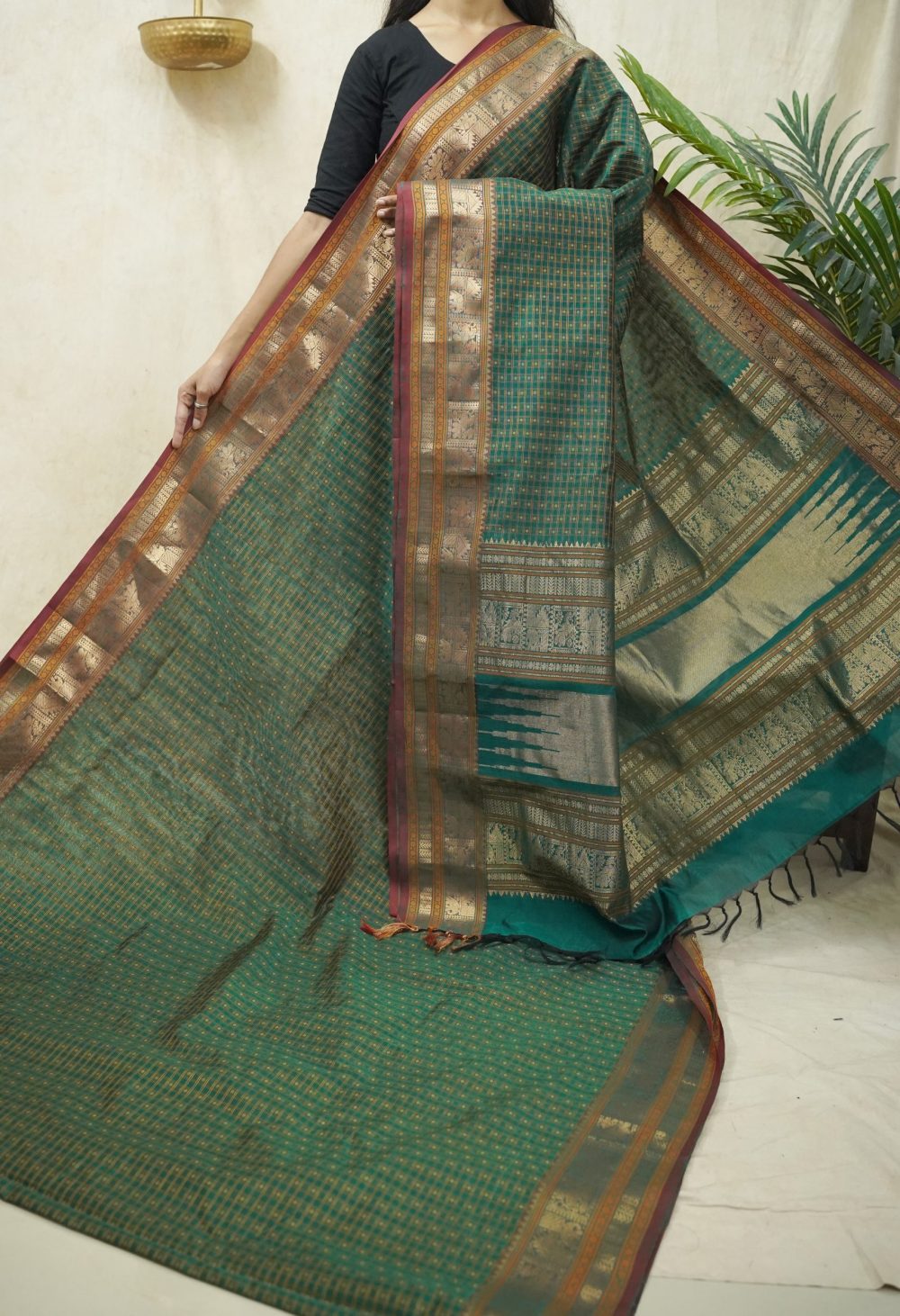 HANDWOVEN BLACK & GREEN DUAL TONE KANCHIPURAM SILK BY COTTON SAREE WITH 88 CM BLOUSE PIECE